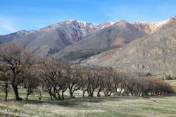 Panorama nei pressi di Esquel, Argentina. Sullo sfondo, le montagne con alcune vette imbiancate dalla neve.

