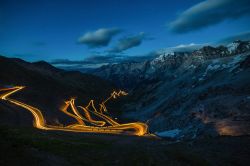 Panorama notturno del Passo dello Stelvio, Lombardia/Trentino Alto Adige. Questo valico alpino delle Alpi Retiche è il più alto d'Italia e il secondo d'Europa. Si trova ...