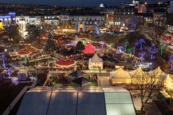 Panorama notturno dell'annuale mercato di Natale a Galway, Irlanda, con bancarelle e stand - © Rihardzz / Shutterstock.com