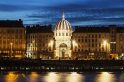 Panorama notturno di Nantes attraverso il fiume Loira, Francia. Complice l'armonia fra acqua e terra, Nantes è stata ribattezzata la Venezia dell'ovest.


