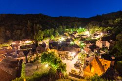 Panorama notturno di Saint-Cirq-Lapopie, Occitania, Francia: è un delizioso borgo con viuzze, case in pietra e a graticcio situato nelal valle del fiume Lot.



