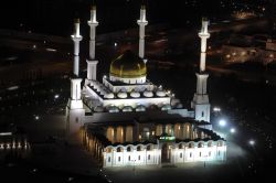 Panorama notturno sulla moschea Nur Gasyr, Astana - Fra gli edifici religiosi da visitare durante il tour nella capitale kazaka non si può che iniziare dalla nuova bellissima moschea ...