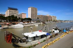 Panorama di Pescara, Abruzzo. Le imbarcazioni attraccate lungo le rive del fiume Pescara con sullo sfondo il Ponte del Mare - © onairda / Shutterstock.com
