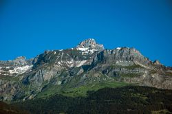 Panorama roccioso con foreste e cielo blu vicino a Saint-Gervais-les-Bains, Francia.

