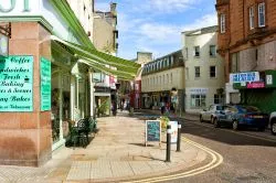 Panorama su High Street con negozi e caffè a Kirkcaldy, Scozia, UK. Dal 1980 il centro cittadino è stato designato come area da salvaguardare - © vetasster / Shutterstock.com ...