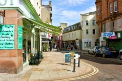 Panorama su High Street con negozi e caffè a Kirkcaldy, Scozia, UK. Dal 1980 il centro cittadino è stato designato come area da salvaguardare - © vetasster / Shutterstock.com ...