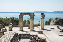 Panorama sui resti delle Grotte di Catullo con il Lago di Garda, Sirmione, Lombardia. Il sito archeologico si estende su un'area di circa 2 ettari.

