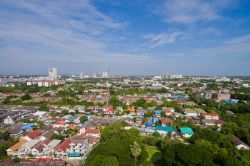 Panorama sui tetti della cittadina thailandese di Nonthaburi fotografata in una giornata di sole con il cielo azzurro.

