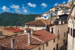 Panorama sui tetti delle case di Rivisondoli, Abruzzo. Il paese annovera fra i sui palazzi alcuni edifici di grande pregio artistico e architettonico.
