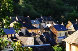Panorama sui tetti nel borgo medievale di Estaing, Francia. Circondato dal verde della natura, Estaing fa parte dei più bei villaggi di Francia.

