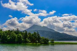 Panorama sul lago Akan e sul monte Oakan, Akan National Park, Hokkaido, Giappone. Situato nella sottoprefettura di Kushiro, il lago Akan è uno dei più belli dell'isola di Hokkaido ...