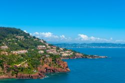 Panorama sulla baia Calanque des Deux Frères nei pressi di Théoule-sur-Mer, Francia.
