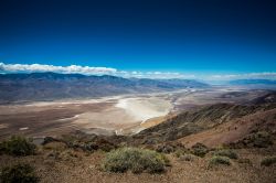 Panorama sulla Death Valley, Stati Uniti d'America. Nel 1913 proprio in questa valle è stata registrata la temperatura più elevata della Terra: 56,7°C. Anche per via delle ...
