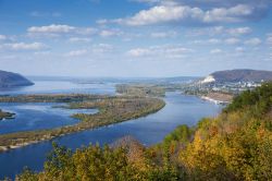 Panorama sulla valle del Volga dalle colline di Samara, Russia. Questo fiume, il più lungo d'Europa, ha origine nel Rialto del Valdaj e sfocia nel Mar Caspio.
