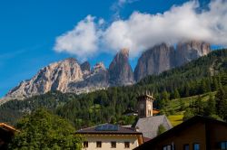 Panorama sulle Dolomiti dal centro di Canazei, Val di Fassa, Trentino Alto Adige. 
