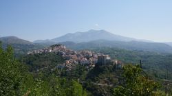 Panorama sulle montagne della Basilicata ed il borgo di Rivello