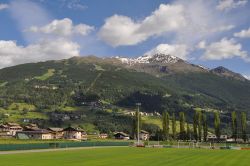 Panorama tardo primaverile delle montagne intorno ...