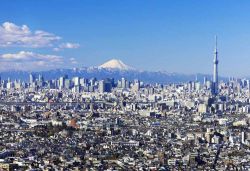 Il panorama del centro di Tokyo, con a destra la torre Sky Tree e sullo sullo sfondo il profilo inconfondibile del Monte Fuji