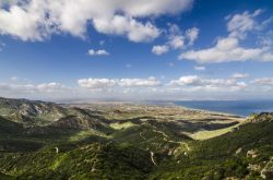 Panorama verso Cagliari dalle montagne di Capoterra in Sardegna