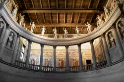 Panoramica del loggiato del Teatro all'Antica di Sabbioneta - questo storico e splendido teatro cinquecentesco, progettato dal celebre architetto Vincenzo Scamozzi, presenta un loggiato ...