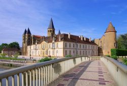 Panoramica della basilica del Sacro Cuore di Paray-le-Monial dal ponte sul fiume, Francia.
