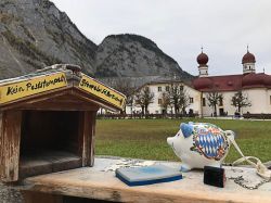 Panoramica di Berchtesgaden (Germania) con il timbro postale della chiesa di San Bartolomeo sul lago Konigssee  - © Kendo Nice / Shutterstock.com