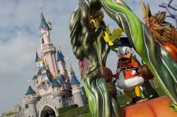 Paperone, Scrooge McDuck per gli anglosassoni alla parata di Halloween a Disneyland Paris - © news.disneylandparis.com
