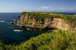 Parata grande la scogliera ad ovest di Ventotene, isola ponziana nel mar Tirreno