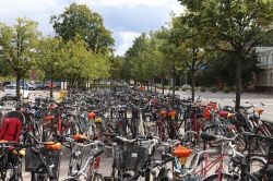 Parcheggio per biciclette nella cittadina di Linkoping, Svezia. Questa località è, per grandezza, la settima del paese - © Tupungato / Shutterstock.com