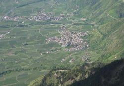 Parcines e Rablà in Val Venosta, fotografati dalle montaggne del Gruppo del Tessa (Alto Adige) - © wikipedia