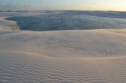 Il paesaggio del Parco Nazionale dei Lençois Maranhenses in Brasile può assumere forme e colori suggestivi con il passare delle ore  durante la giornata: qui un'immagine ...