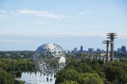 Unisfera e Flushing Meadows Park di New York, Stati Uniti. Questa suggestiva rappresentazione della terra in acciaio inox si trova all'interno del Flushing Meadows-Corona Park, il secondo ...