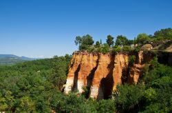 Le striature di diverso colore dell'ocra su una parete rocciosa nei pressi del borgo di Roussillon, all'interno del Parco del Luberon, nella regione francese della Provence-Alpes-Côte ...