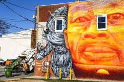 Pareti dipinte a Atlanta, Georgia, Stati Uniti d'America. Uno dei tanti murales che si possono ammirare passeggiando per le vie della città americana © 234813370