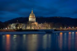 Il Parlamento di Charleston, capitale della West Virginia, USA. Fotografato di notte, questo elegante edificio che ospita il governo cittadino fu completato nel 1925 dall'architetto Cass ...