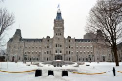 Parlamento, Quebec City: il palazzo del Parlamento, costruito sul finire del XIX secolo, è il lugo nel quale ha sede il governo del Québec. Si trova sulla Parliament Hill ed è ...