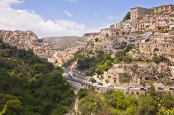 Parte vecchia e antica di Ragusa Ibla, Sicilia, Italia. Una bella veduta panoramica del fulcro cittadino di Ragusa che ospita il quartiere completamente ricostruito in stile barocco dopo il ...