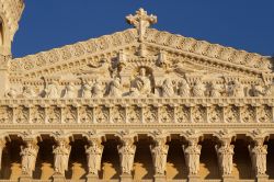 Particolare architettonico della basilica di Fourviere a Lione, Francia. Fu progettata da Pierre Bossan in stile bizantino e romanico, due modelli non gotici insoliti come scelta per quel periodo ...