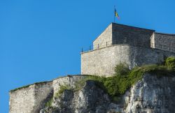 Un particolare della cittadella fortificata di Dinant, Belgio. Costruita in epoca medievale, fu più volte distrutta nel corso dei secoli - foto © Anibal Trejo / Shutterstock.com ...