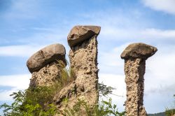 Particolare dei massi che formano la copertura delle Piramidi di terra di Segonzano, in Trentino - © Gio.tto / Shutterstock.com