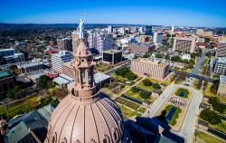 Particolare del Campidoglio di Austin (Texas) fotografato dal drone. Progettato nel 1881, venne terminato nel 1888 da Reuben Lindsay Walker. Con i suoi 94 metri di altezza, è il più ...