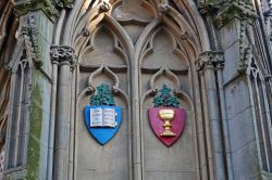 Particolare del monumento ai Martiri in viale St. Giles a Oxford (Inghilterra) costruito nel 1838 in memoria dei vescovi protestanti del XVI° secolo. In uno stemma è raffigurata la ...