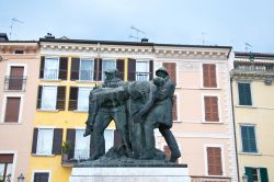 Particolare del monumento di Piazza della Vittoria a Salò, Lombardia. Un dettaglio della statua bronzea che sorge nella centralissima Piazza della Vittoria a Salò - © giovanni ...