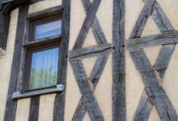 Particolare della decorazione a graticcio in una casa medievale di Nevers, Francia.

