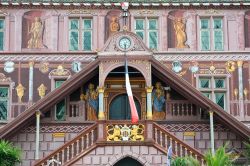 Particolare della facciata di un palazzo storico nel centro di Mulhouse, Francia - © 46905241 / Shutterstock.com