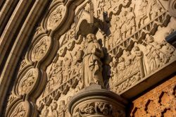 Particolare della porta in pietra scolpita nella cattedrale di Linkoping, Svezia.

