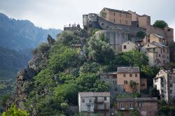 Particolare di Corte: le case arroccate sulla montagna, in un giorno di nuvole - questa splendida cittadina di montagna, oltre ad essere situata nel cuore geografico della Corsica, ne è ...