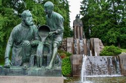 Particolare delle statue di Nasi Park a Tampere, Finlandia - Un dettaglio delle sculture che abbelliscono Nasi Park, una delle aree verdi urbane più frequentate di Tampere © Byelikova ...