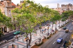 Vista su Paseo del Prado, la strada che dal Parque Central dell'Avana conduce al Malecòn - © Delpixel / Shutterstock.com