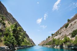 Passaggio del canale di Corinto su un'imbarcazione, Grecia.

